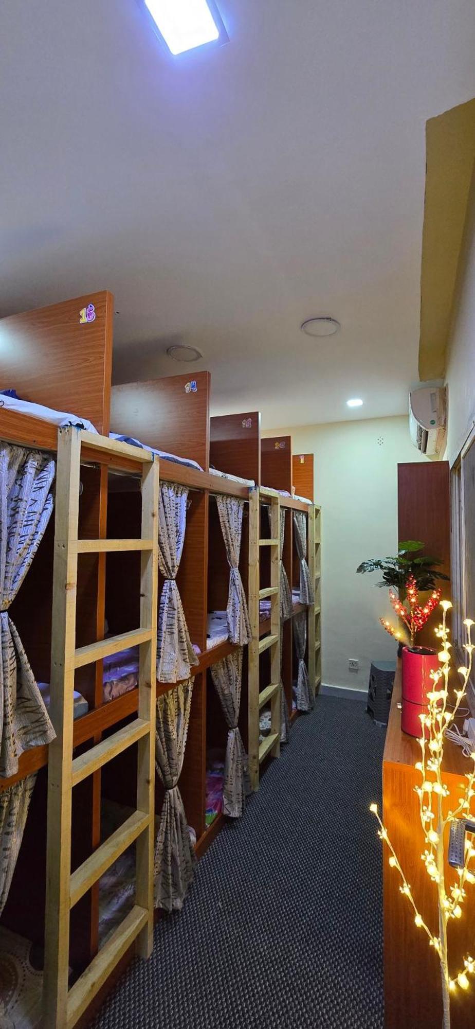 Bed and Breakfast Alharaki Capsule à Dubaï Extérieur photo